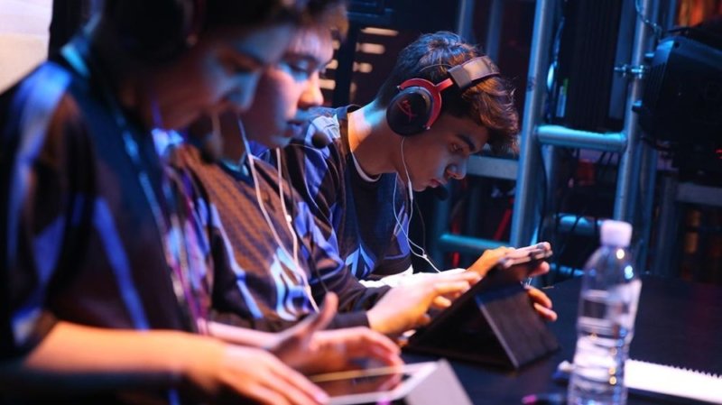 Image showing players competing in the mobile esports title Vainglory